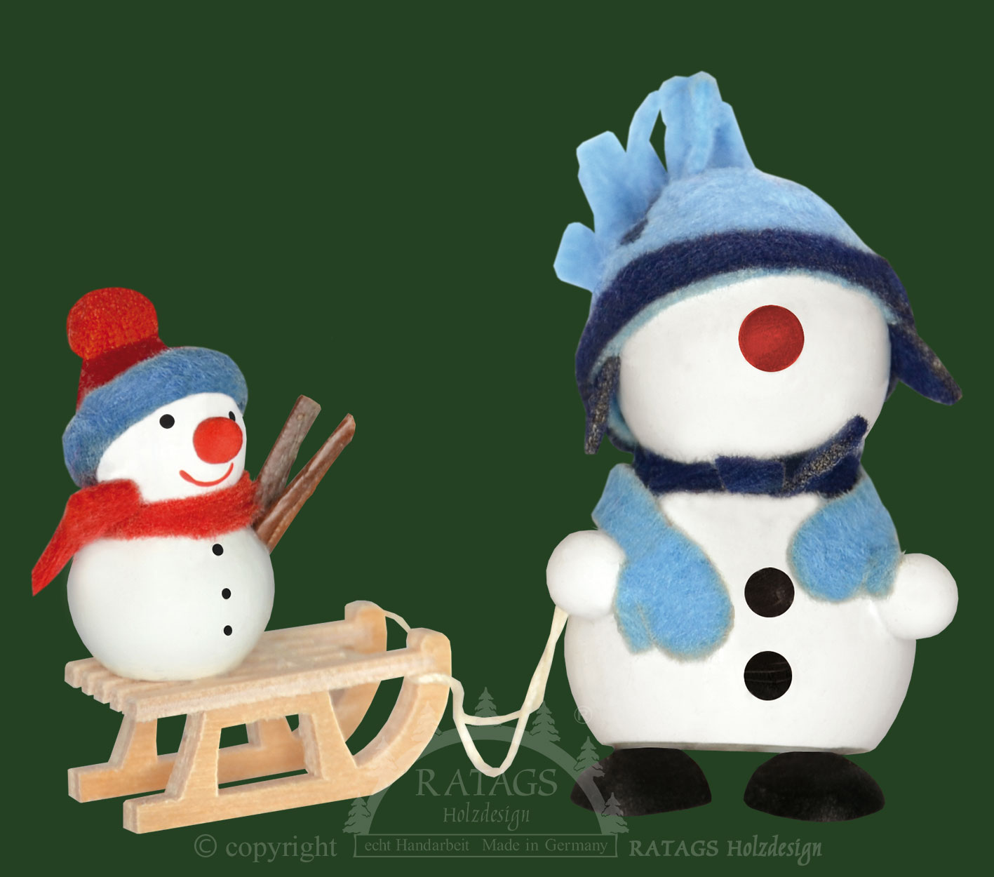 Schneemann mit Schlitten, blaue Mütze