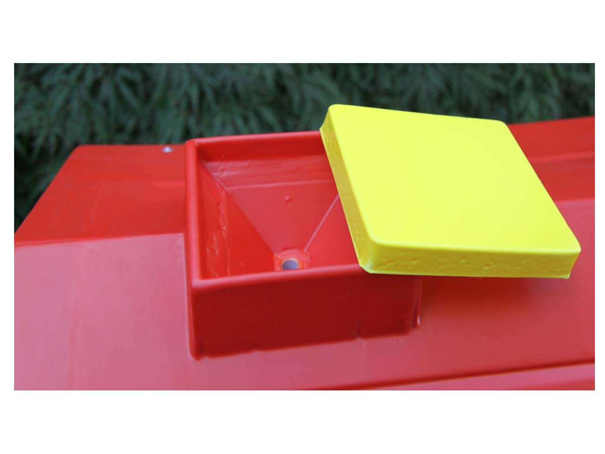 Wetterwarte mit Instrumenten und Hahn