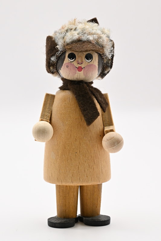 Figur groß, Junge mit Mütze, stehend, H 10 cm