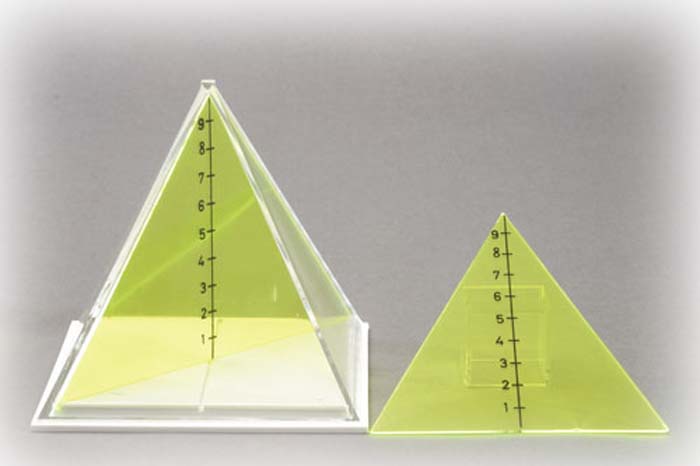 Quadratpyramide zwei entnehmbare Schnitte