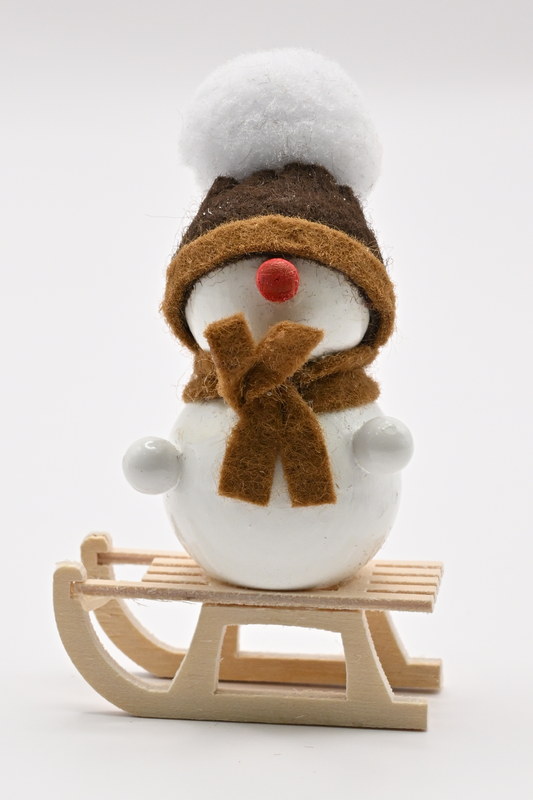 Schneemann weiß auf Schlitten H 6,5 cm